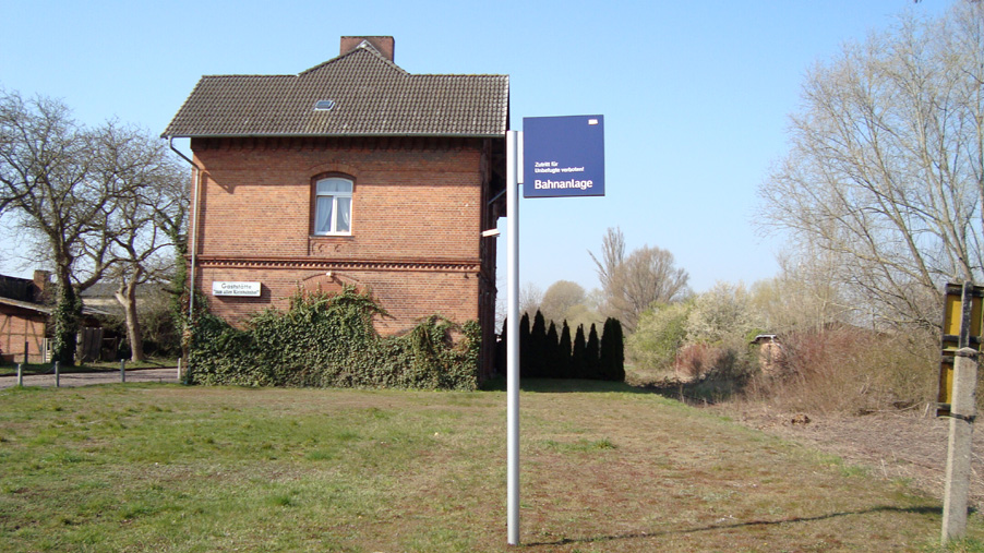 Bahnhof Bismark, Hinweisschild Bahnanlage